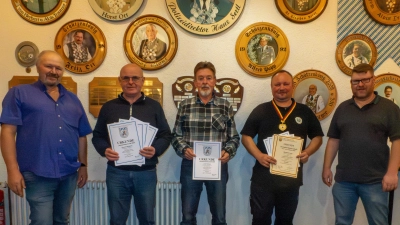 Klaus Brunner (links) überreichte die Urkunden. Bernhard Lang (2.rechts) holte die Goldmedaille. (Bild: Bernhard Lang)