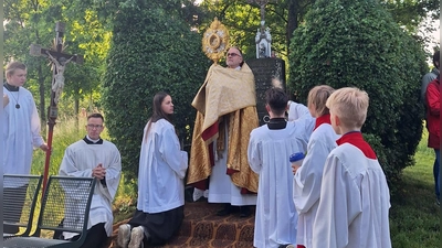 Eucharistischer Segen durch Kaplan Wolfgang Weyer  (Bild: Barbara Wangel )