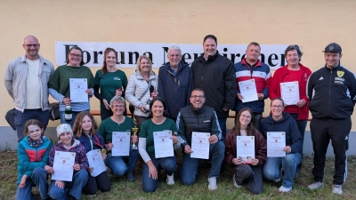 Die Vorsitzenden beider Sportkegelclubs Markus Luber (hinten links) und Michael Übelacker (hinten rechts) ehrten zusammen mit Bürgermeister Christian Beyer (hinten, 4. von rechts) die siegreichen Sportlerinnen und Sportler.  (Bild: Uwe Rupprecht)