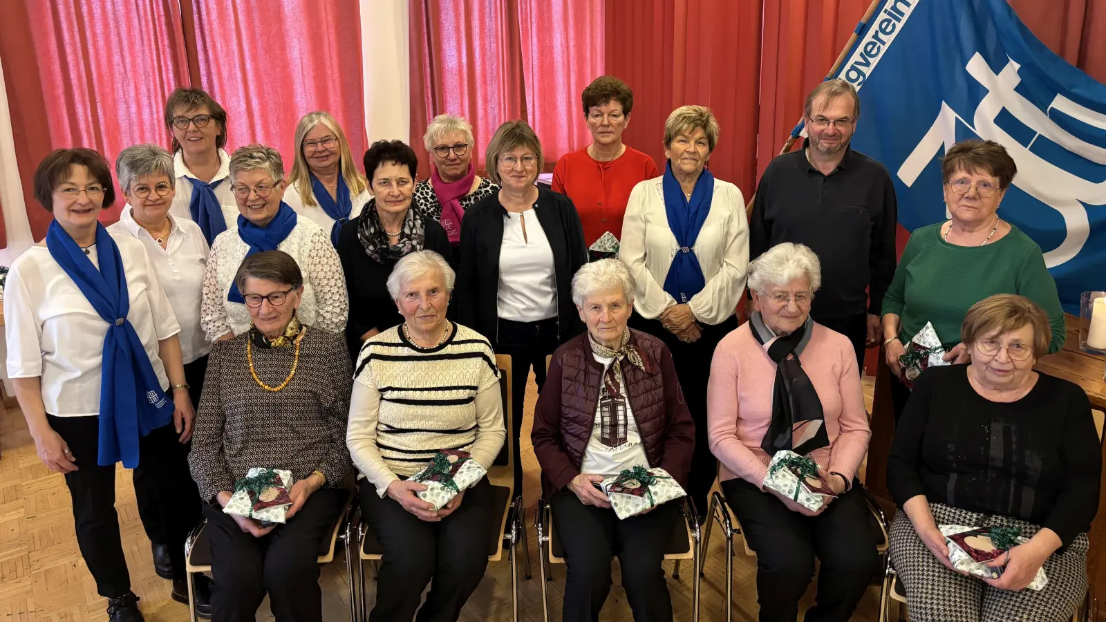 Zahlreiche Mitglieder des Katholischen Frauenbundes wurden für langjährige Zugehörigkeit geehrt. Im Bild die Geehrten mit Pfarrer Stohldreier und dem Frauenbund Führungskreis. (Bild: Kerstin Kiener)