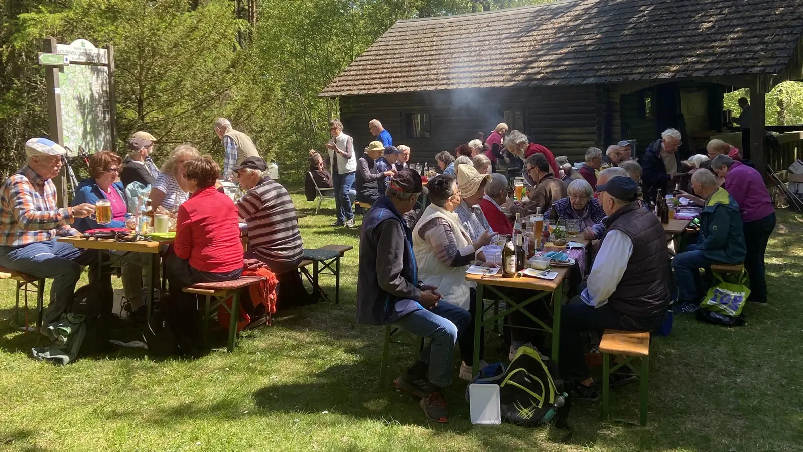Besucher des traditionellen Festes des OWV Nabburg vor der vereinseigenen Hütte auf dem 626 Meter hohen Kulm bei Windpaißing  (Bild: Hans Rachwalik)