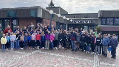 Über 150 Helfer engagieren sich bei Ramadama-Aktion in Vohenstrauß. (Bild: Anna Balk)