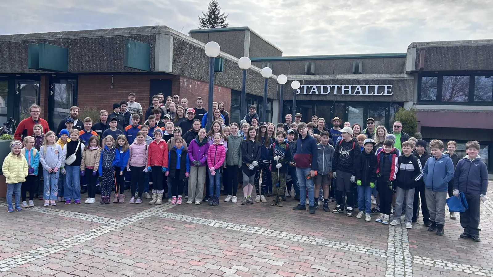 Über 150 Helfer engagieren sich bei Ramadama-Aktion in Vohenstrauß. (Bild: Anna Balk)