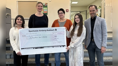 Von links: Schülerin Helen Salha; Dr. Sonja Gromer und Jana Fickel vom Kinderpalliativteam; Schülerin Kristina Dechant, Rektor Markus Lacher. (Bild: Emma Rott)