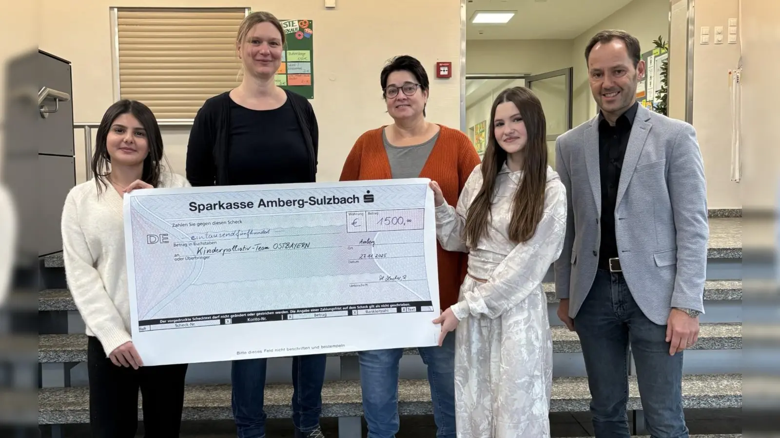 Von links: Schülerin Helen Salha; Dr. Sonja Gromer und Jana Fickel vom Kinderpalliativteam; Schülerin Kristina Dechant, Rektor Markus Lacher. (Bild: Emma Rott)