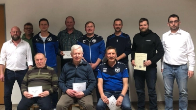 1. Vorstand Jürgen Lautner und 2. Vorstand Stefan König mit den Geehrten (Bild: Janine Lautner)