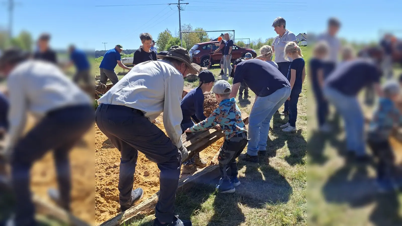 Praxiskurs des Kreisverbandes: „Wir bauen ein Sandarium”. Gartenfreunde aus Nah und Fern helfen mit, auch die Kinder der Jugendgruppe Sigl die WBW sind mit im Einsatz. (Bild: Monika Krieger)