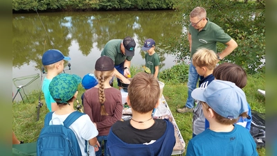 Mit viel Fachwissen und perfekter Ausstattung wurde den Kindern der Angelsport veranschaulicht. (Bild: Sandra Beer)