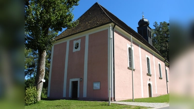 Am Sonntag, 10. August feiert die Pfarrgemeinde Sankt Georg das Patronatsfest St. Laurentius in der Wallfahrtskirche Weißenbrunn. Die Kirche steht idyllisch zwischen Neuzirkendorf und Troschenreuth und hat eine bewegte Geschichte. (Bild: Petra Lettner)