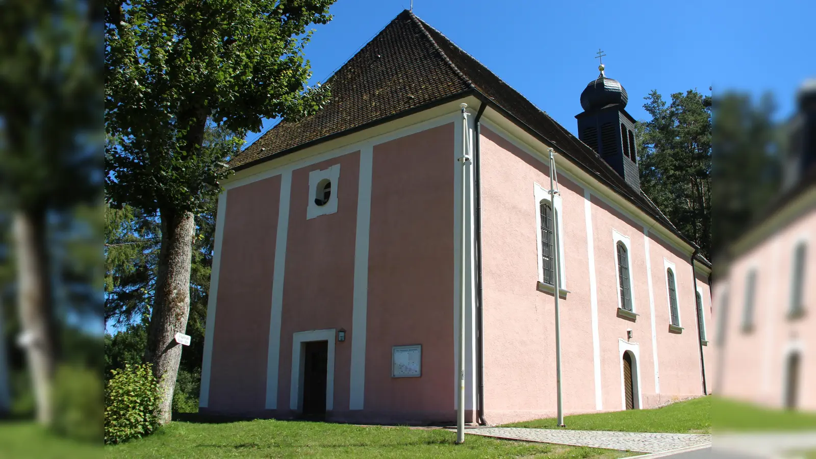 Am Sonntag, 10. August feiert die Pfarrgemeinde Sankt Georg das Patronatsfest St. Laurentius in der Wallfahrtskirche Weißenbrunn. Die Kirche steht idyllisch zwischen Neuzirkendorf und Troschenreuth und hat eine bewegte Geschichte. (Bild: Petra Lettner)