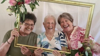 Das Geburtstagskind Lore Leitmeier eingerahmt mit Frauenbeauftragter Edith Nicklas (rechts im Bild) und Ilonka Flenz. (Bild: Marion Mazzaglia)