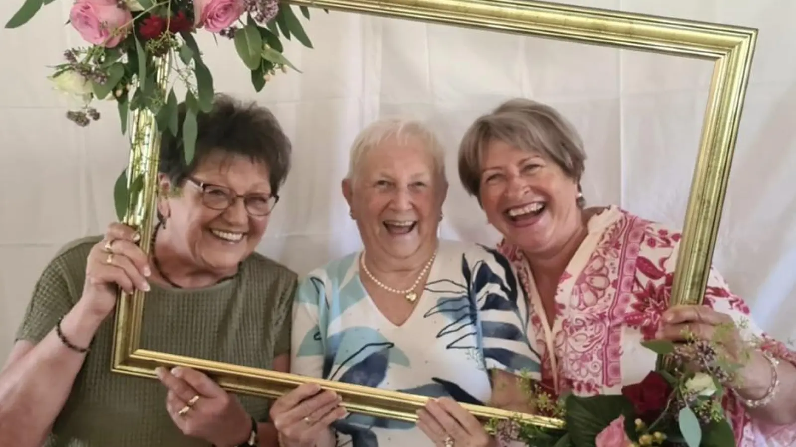 Das Geburtstagskind Lore Leitmeier eingerahmt mit Frauenbeauftragter Edith Nicklas (rechts im Bild) und Ilonka Flenz. (Bild: Marion Mazzaglia)
