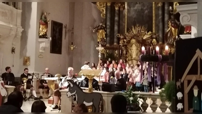 Adventsingen - links Bläserensemble, hinten Schulchor, in der Mitte Blecherne Sait´n (Bild: Anita Hartmann)