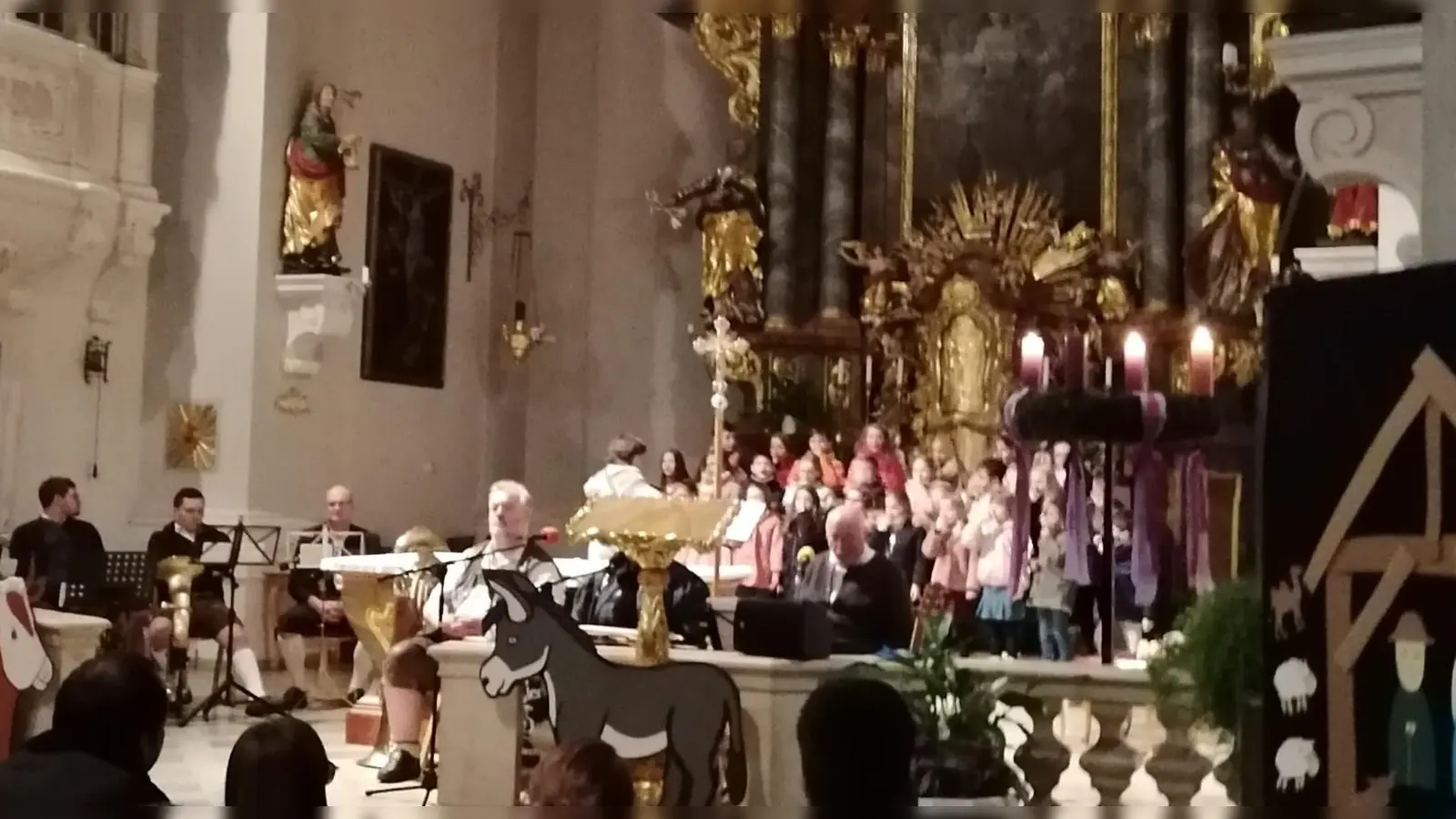 Adventsingen - links Bläserensemble, hinten Schulchor, in der Mitte Blecherne Sait´n (Bild: Anita Hartmann)