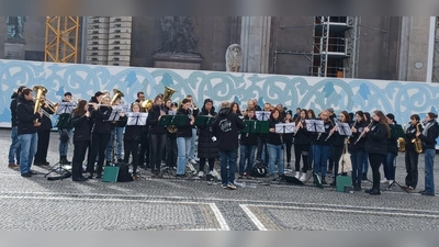 Beim Standkonzert auf dem Odeonsplatz beeindruckten die Musikerinnen und Musiker unter Leitung von Dirigent Markus Ferstl mit ein breitgefächerten Repertoire. (Bild: Fiona Scheuerer)
