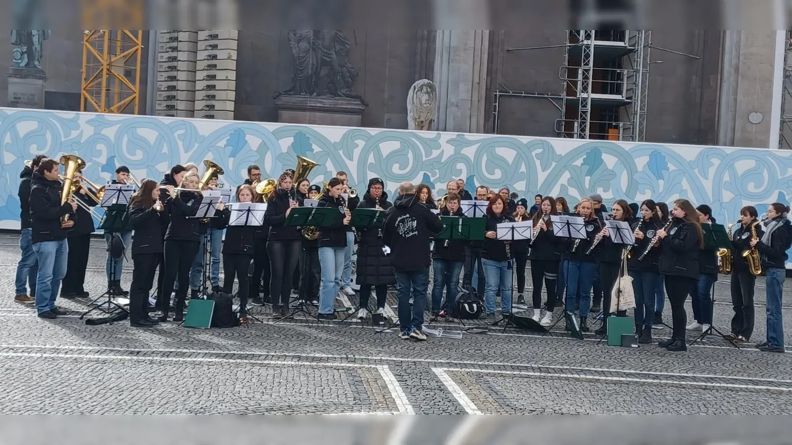 Beim Standkonzert auf dem Odeonsplatz beeindruckten die Musikerinnen und Musiker unter Leitung von Dirigent Markus Ferstl mit ein breitgefächerten Repertoire. (Bild: Fiona Scheuerer)