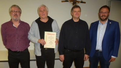 Dem Geehrten Hans Oheim gratulieren Vorsitzender Erwin Schönl, Protokollchef Christian Seidl und zweiter Bürgermeister Julian Kraus (von links). (Bild: Siegfried Bock)