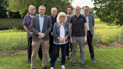 (von links) Beirat Siegfried Simon, Dritter Bürgermeister Dr. Christian Schramek, Beirat Hans Simon, AsF-Beauftragte Edith Spachtholz, 1. Vorstand Christian Reichl, Zweiter Vorstand Jens Simon, Erster Bürgermeister Ernst Schicketanz.<br> (Bild: Monika Simon)