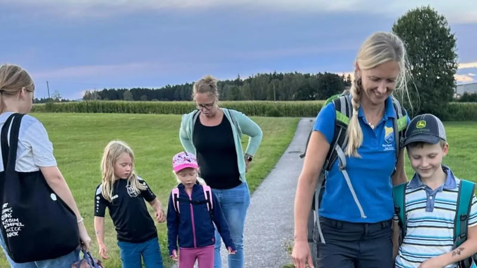 Mit zusammengebundenen Beinen mussten die Kinder und ihre Begleiterinnen den Weg bewältigen.  (Bild: Regina Schmid)