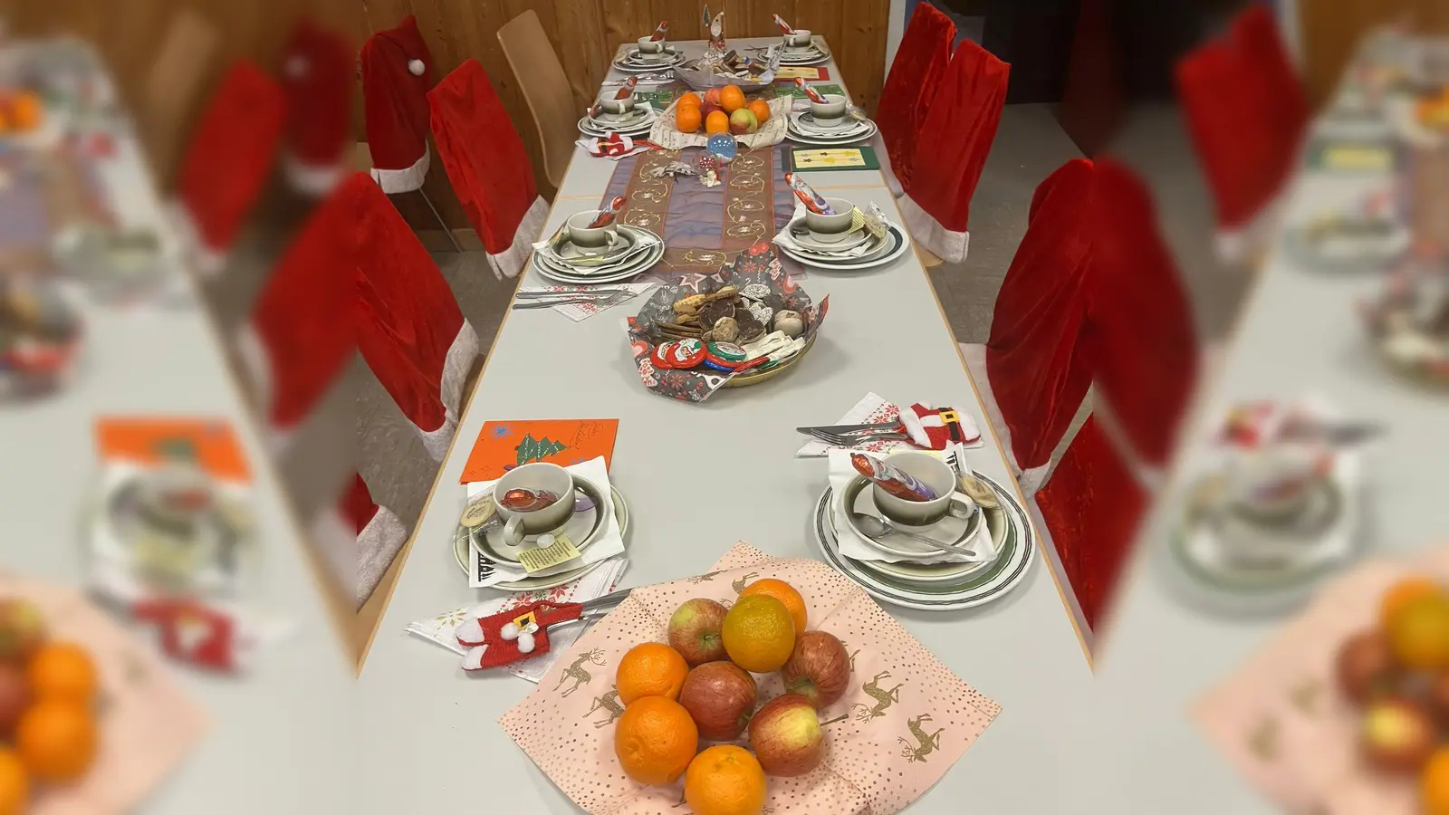 Gedeckter Weihnachtstisch. (Bild: Christian Glaßer )