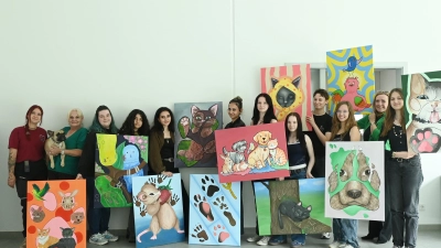 Kreativität für den guten Zweck: Stolz präsentieren die Gestalter der FOS/BOS Weiden ihre Kunstwerke, die sie dem Weidener Tierheim gespendet haben. (Bild: Claudia Köppel)