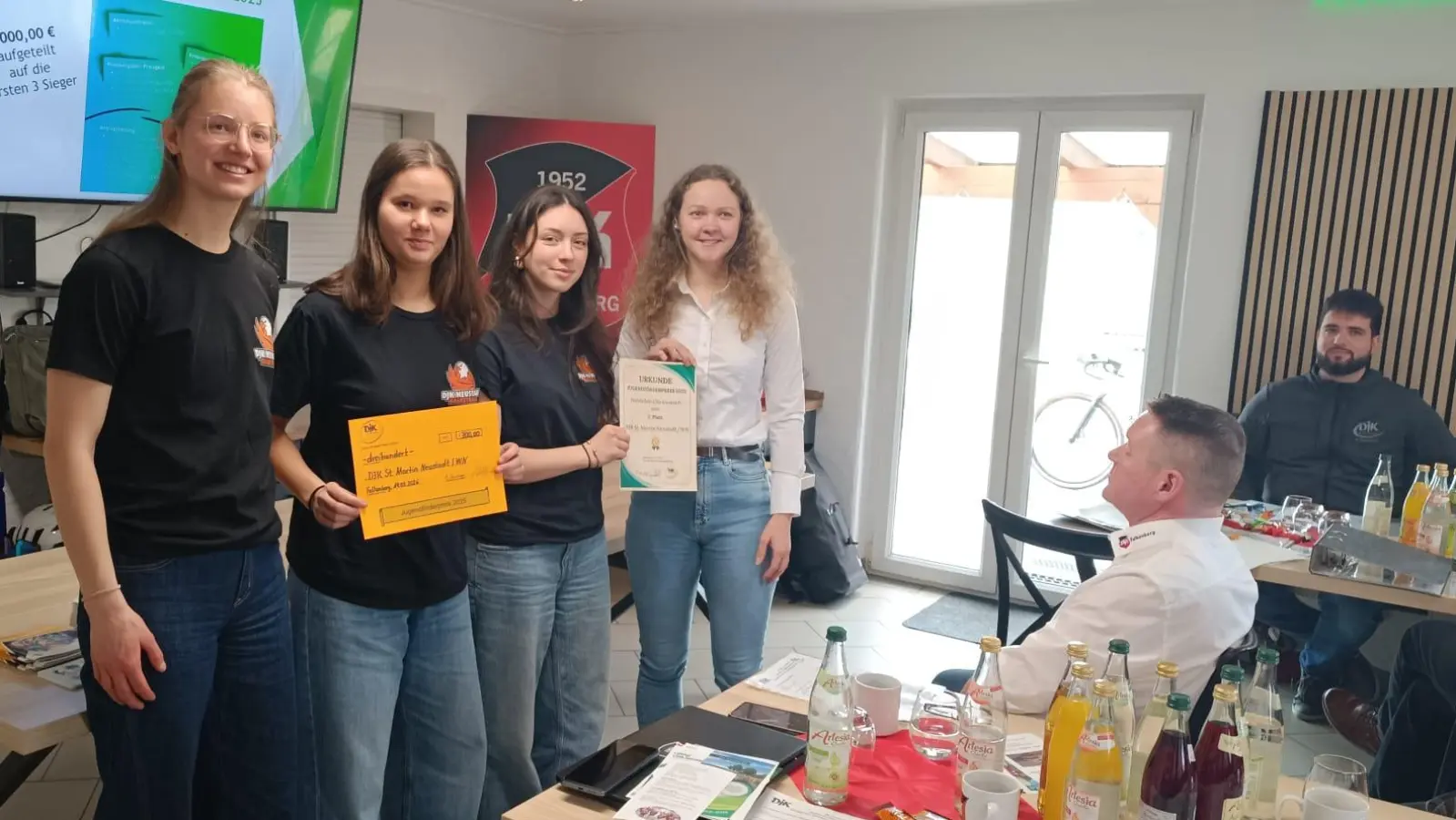 Laetitia Birner, Pia Hauer und Juliette Birner (von links) nahmen den zweiten Preis im Rahmen des Jugendförderpreises des DJK-Diözesanverbandes Regensburg für die Basketball-Abteilund der DJK Neustadt entgegen. Den Preis verliehen Diözesanjugendwartin Lisa Schmidt (rechts) und Diözesanjugendwart Martin Steinberger.  (Bild: Irene Birner)