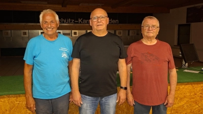 Sieger Messerschiessen2026 von Links: Schiessleiter Hans Meier, Klaus Tuchbreiter, Albert Liedel (Bild: Stefan Neubauer )