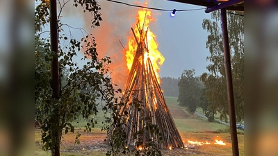 Der tropfnasse Holzkegel brannte sofort und das Fest nahm seinen Lauf (Bild: Thomas Hanauer)