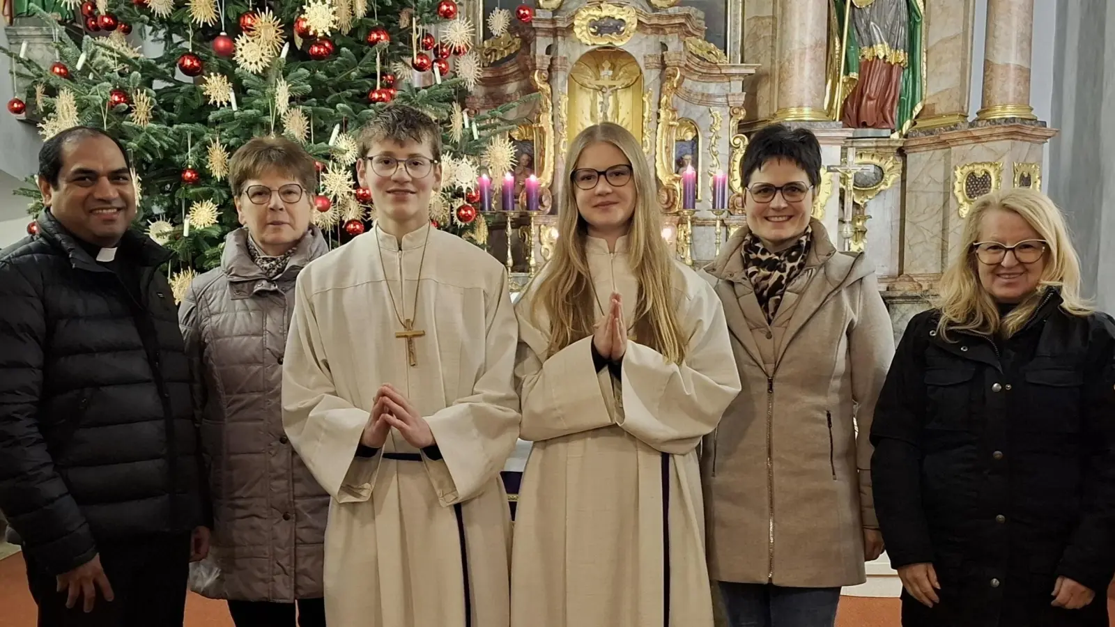 von links: Pfarrer Benny Joseph, Mesnerin Hildegard Nübler, Erik Pfab, Regina Sachsenhauser, Ministrantenbetreuerin Stephanie Lederer, PGR-Sprecherin Annette Nübler (Bild: Stephanie Lederer)