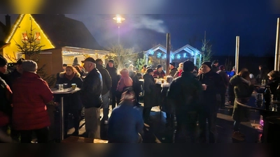 Schön ist er geworden, der sanierte Bushalteplatz in Triebendorf bei Wiesau.. Kaum fertig testeten die Triebendorfer ihre neue Errungenschaft, eine Teilsanierung im Zuge der Dorferneuerung, gleich einmal bei einer kleinen, feinen Dorfweihnacht in den Abendstunden am dritten Adventsonntag.  (Bild: Ulla Britta Baumer)