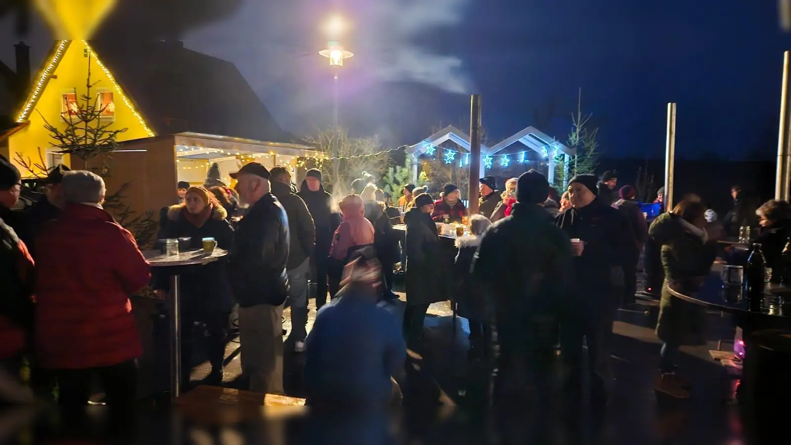 Schön ist er geworden, der sanierte Bushalteplatz in Triebendorf bei Wiesau.. Kaum fertig testeten die Triebendorfer ihre neue Errungenschaft, eine Teilsanierung im Zuge der Dorferneuerung, gleich einmal bei einer kleinen, feinen Dorfweihnacht in den Abendstunden am dritten Adventsonntag.  (Bild: Ulla Britta Baumer)