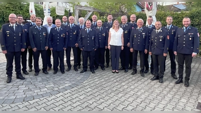 Diese Feuerwehrler aus der Gemeinde Hirschau wurden von Landrat Richard Reisinger, Bürgermeisterin Beate Dietrich und den Feuerwehr-Führungskräften geehrt. (Foto: Martina Beierl)
