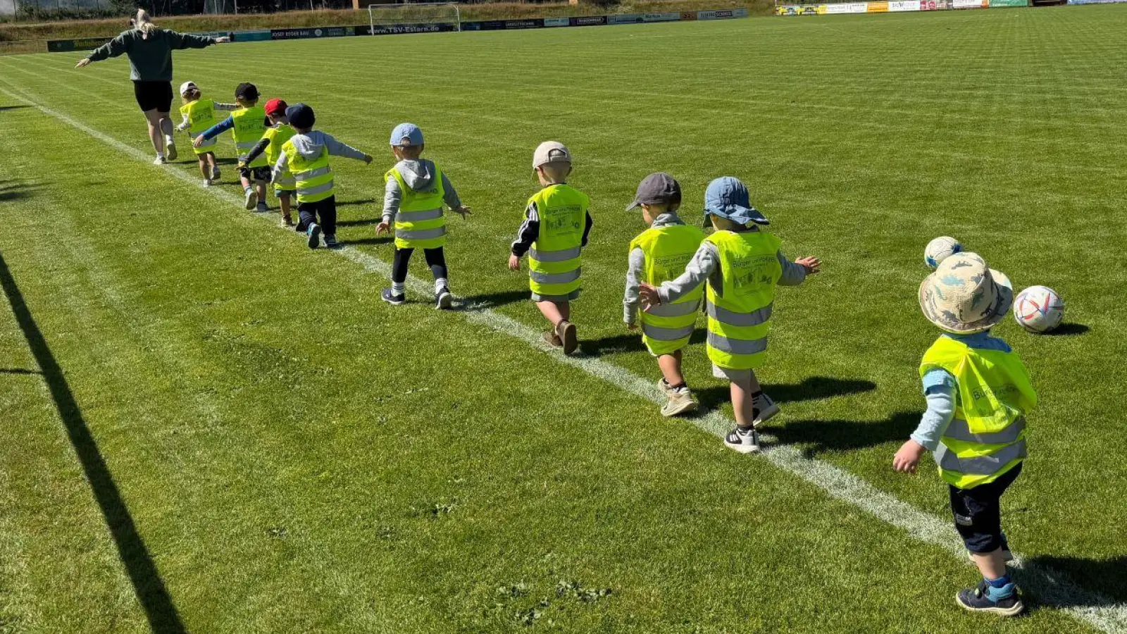 Die Kinder machten sich im Gänsemarsch auf der Außenlinie am Sportplatz auf den Weg. (Bild: Karl Ziegler)