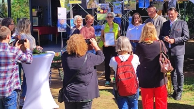 Angelina Konrad bei der Urkundenübergabe mit Vertretern der oberpfälzer Kreisfachberater, der Regierungsvizepräsidentin Christiane Zürn, stellvertretenden Landrat Markus Müller und Bezirksverbandsvorsitzenden und Landrat Thomas Ebeling (Bild: Andreas Weber)