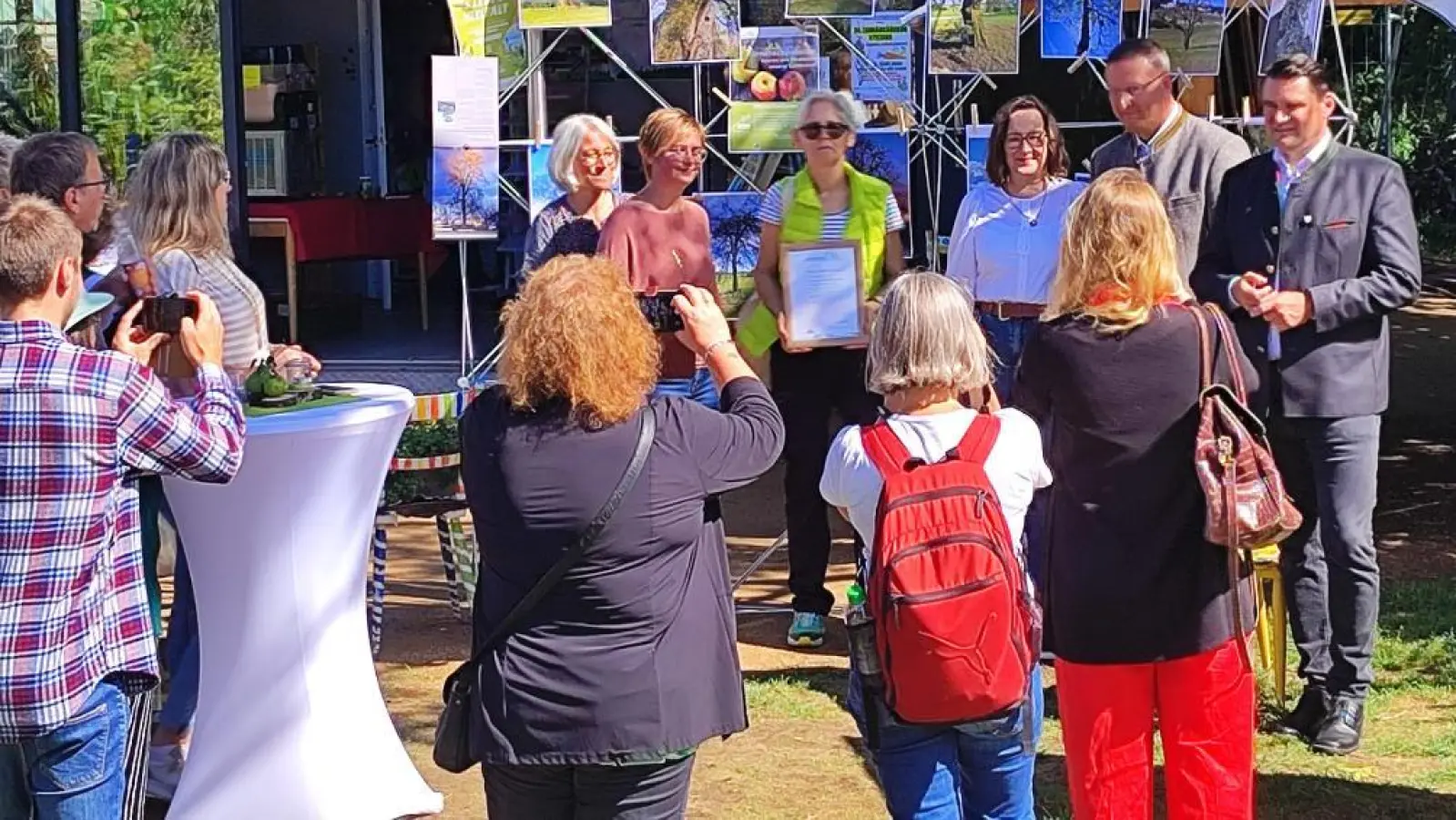 Angelina Konrad bei der Urkundenübergabe mit Vertretern der oberpfälzer Kreisfachberater, der Regierungsvizepräsidentin Christiane Zürn, stellvertretenden Landrat Markus Müller und Bezirksverbandsvorsitzenden und Landrat Thomas Ebeling (Bild: Andreas Weber)