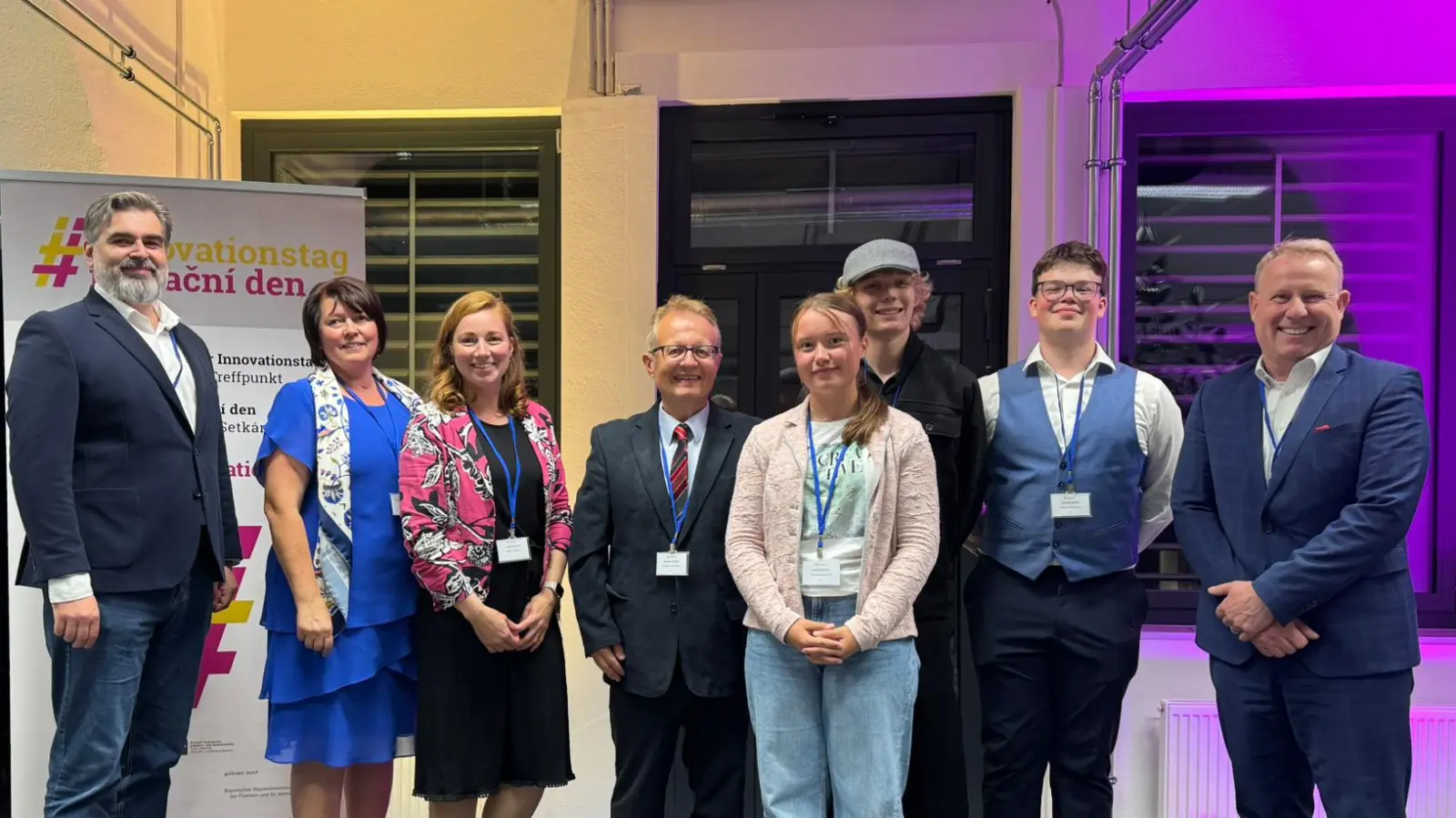 Lucie Valentová (Dritte von links), die Netzwerkmanagerin des Beratungsbüros Oberpfalz für die Europaregion Donau-Moldau, begrüßte unter den Symposiumsgästen die drei FOS-Schüler aus Schwandorf (Zweiter bis Vierte von rechts) und ihren Lehrer Christian Eiblmeier (Mitte). (Bild: Christian Leitl)