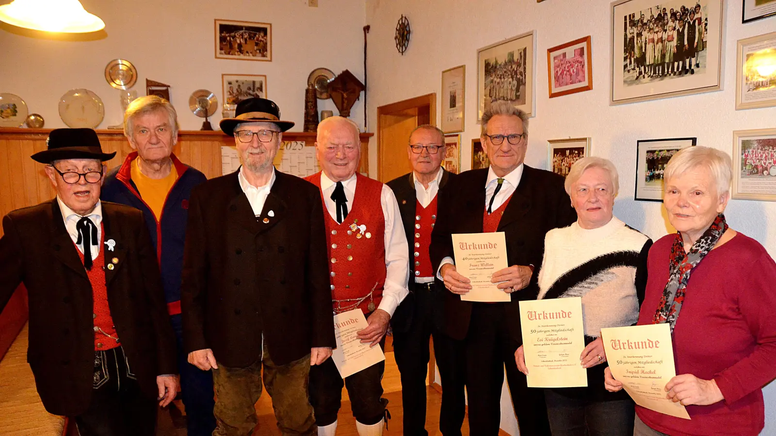 Die Vorstände gratulieren den langjährigen Mitgliedern. (Bild: Hans Grieger)