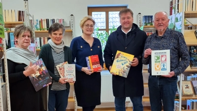 v.l. Martha Gottschalk, Christa Kastler, Claudia Pecher, Bürgermeister Braun, Büchereileiter Dürr bei der Übergabe der Auszeichnung (Bild: Georg Dürr)