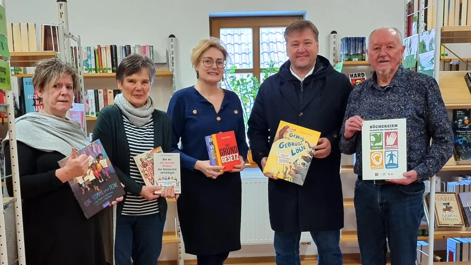 v.l. Martha Gottschalk, Christa Kastler, Claudia Pecher, Bürgermeister Braun, Büchereileiter Dürr bei der Übergabe der Auszeichnung (Bild: Georg Dürr)