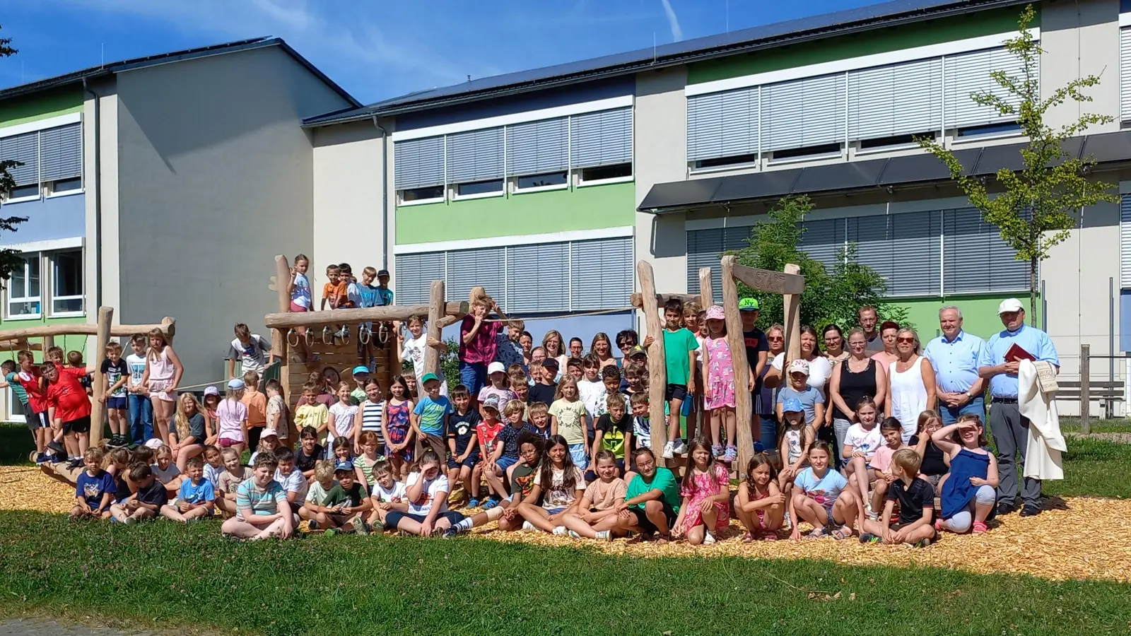 Die gesamte Schulfamilie freut sich über das neue Klettergerüst. (Bild: Christiane Böhm)