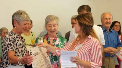Die Vorsitzende des Kneipp-Vereins Schwandorf, Theresia Lorenz (Mitte), überreichte einen Scheck über 500 Euro an AWO-Kreisvorsitzende Ulrike Roidl (links) und Kita-Leiterin Vera Glohmann.  (Bild: Rudolf Hirsch)