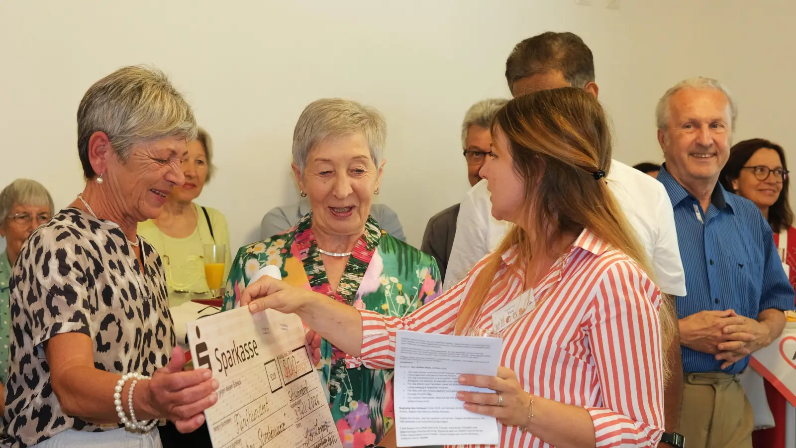 Die Vorsitzende des Kneipp-Vereins Schwandorf, Theresia Lorenz (Mitte), überreichte einen Scheck über 500 Euro an AWO-Kreisvorsitzende Ulrike Roidl (links) und Kita-Leiterin Vera Glohmann.  (Bild: Rudolf Hirsch)