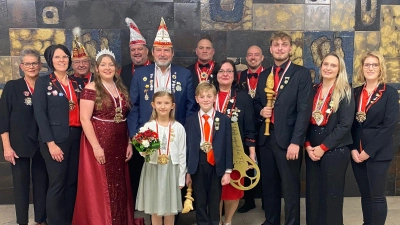 Die Jubiläumsprinzenpaare mit dem Präsidium und Bürgermeister Frank Zeitler. (Bild: Stephanie Wisgickl)