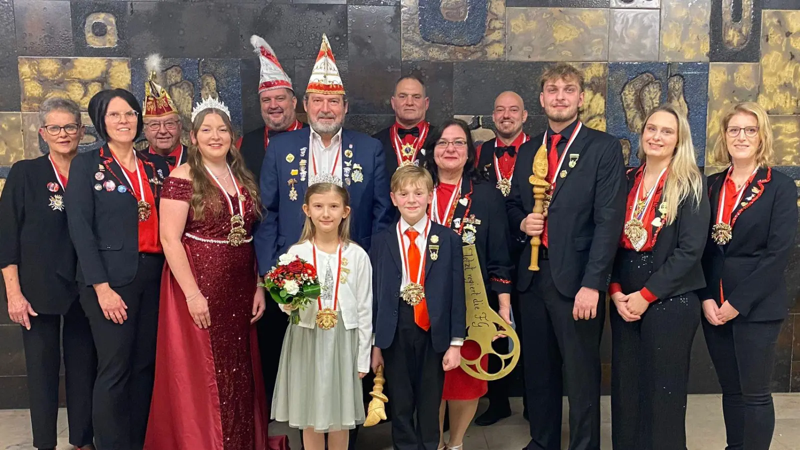 Die Jubiläumsprinzenpaare mit dem Präsidium und Bürgermeister Frank Zeitler. (Bild: Stephanie Wisgickl)