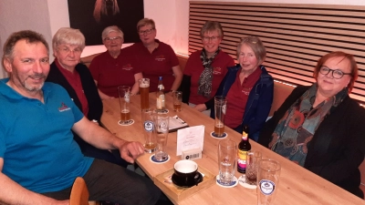 Die Damen der Naturfreunde mit dem 1. Vorsitzenden Manfred Niebler (Bild: Thomas Pröll)