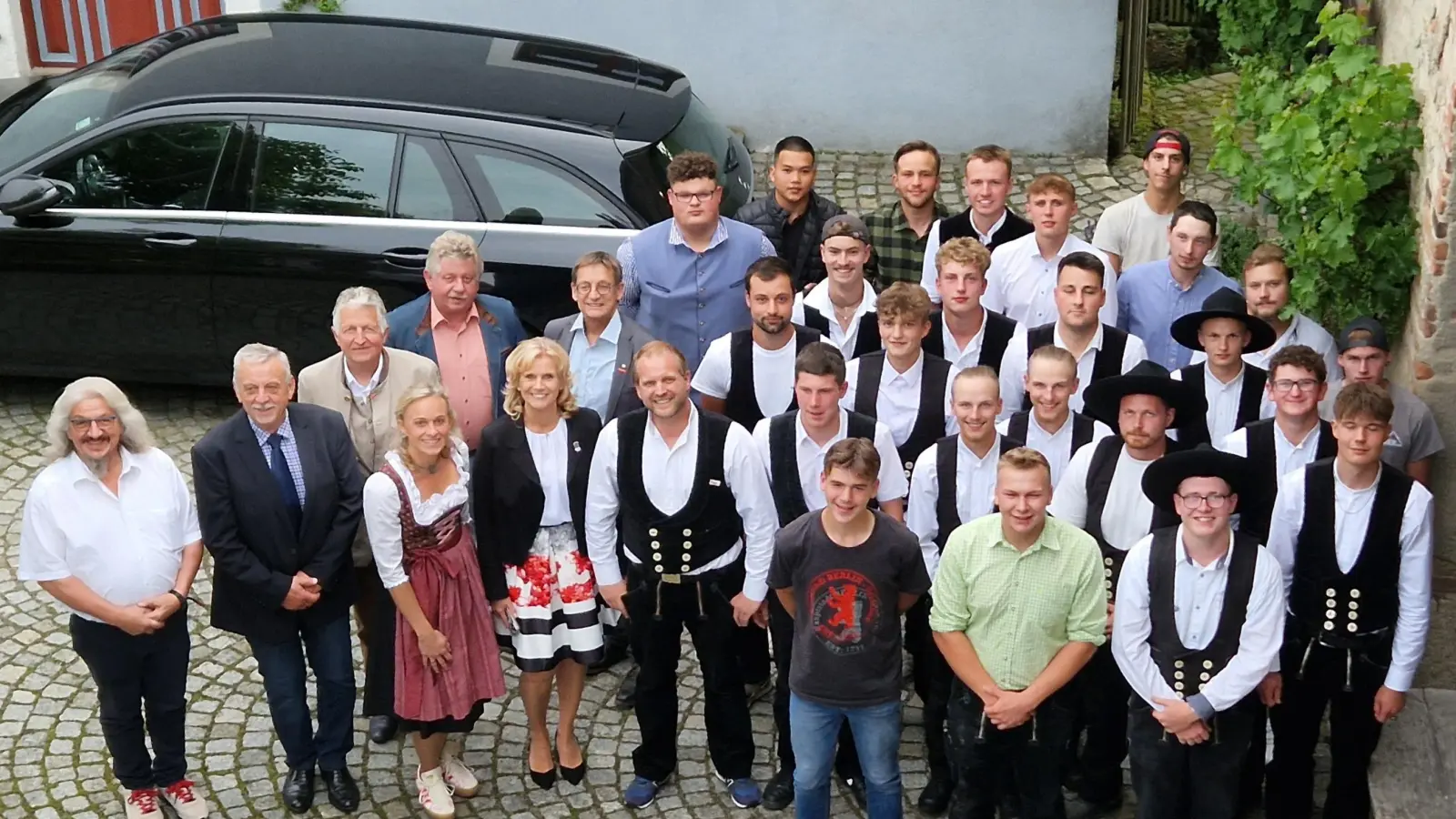 Junggesellen und Ehrengäste (Bild: Peter Wittmann)