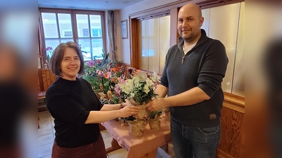 Vorsitzende Kerstin Bodendörfer bedankt sich bei Kreisfachberater Markus Fuchs  (Bild: Sandra Henselmann)