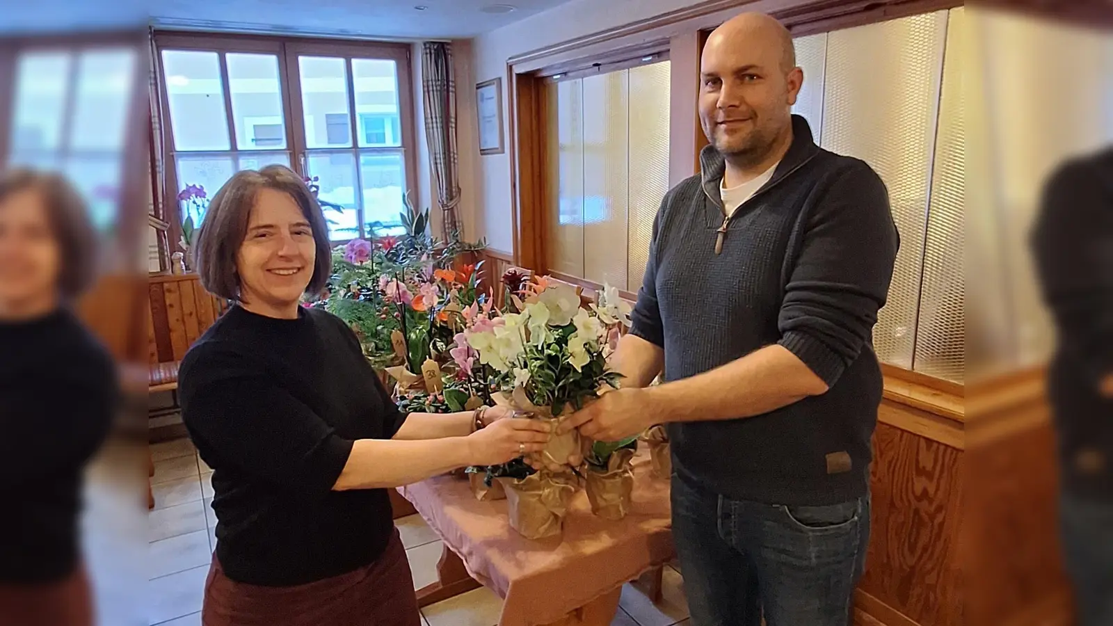 Vorsitzende Kerstin Bodendörfer bedankt sich bei Kreisfachberater Markus Fuchs  (Bild: Sandra Henselmann)