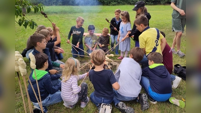 Nach der Action war Geduld angesagt, bis das Stockbrot über dem Feuer knuprig wurde. (Bild: Thomas Schlosser)