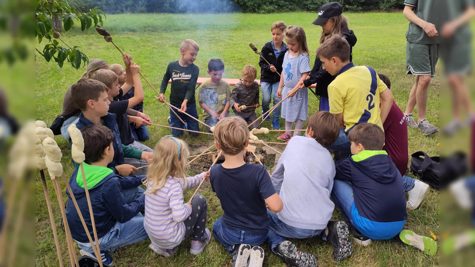 Nach der Action war Geduld angesagt, bis das Stockbrot über dem Feuer knuprig wurde. (Bild: Thomas Schlosser)